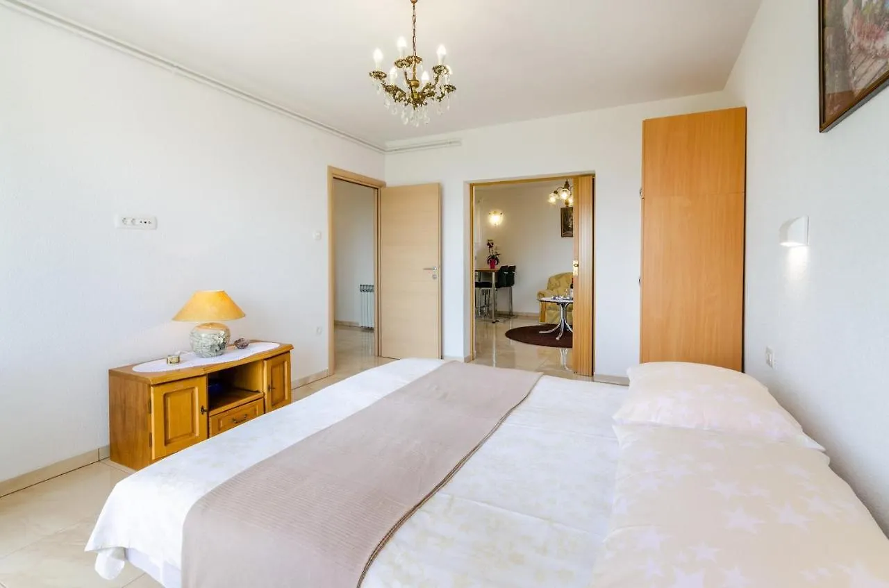 Apartment In Novi Vinodolski 15274