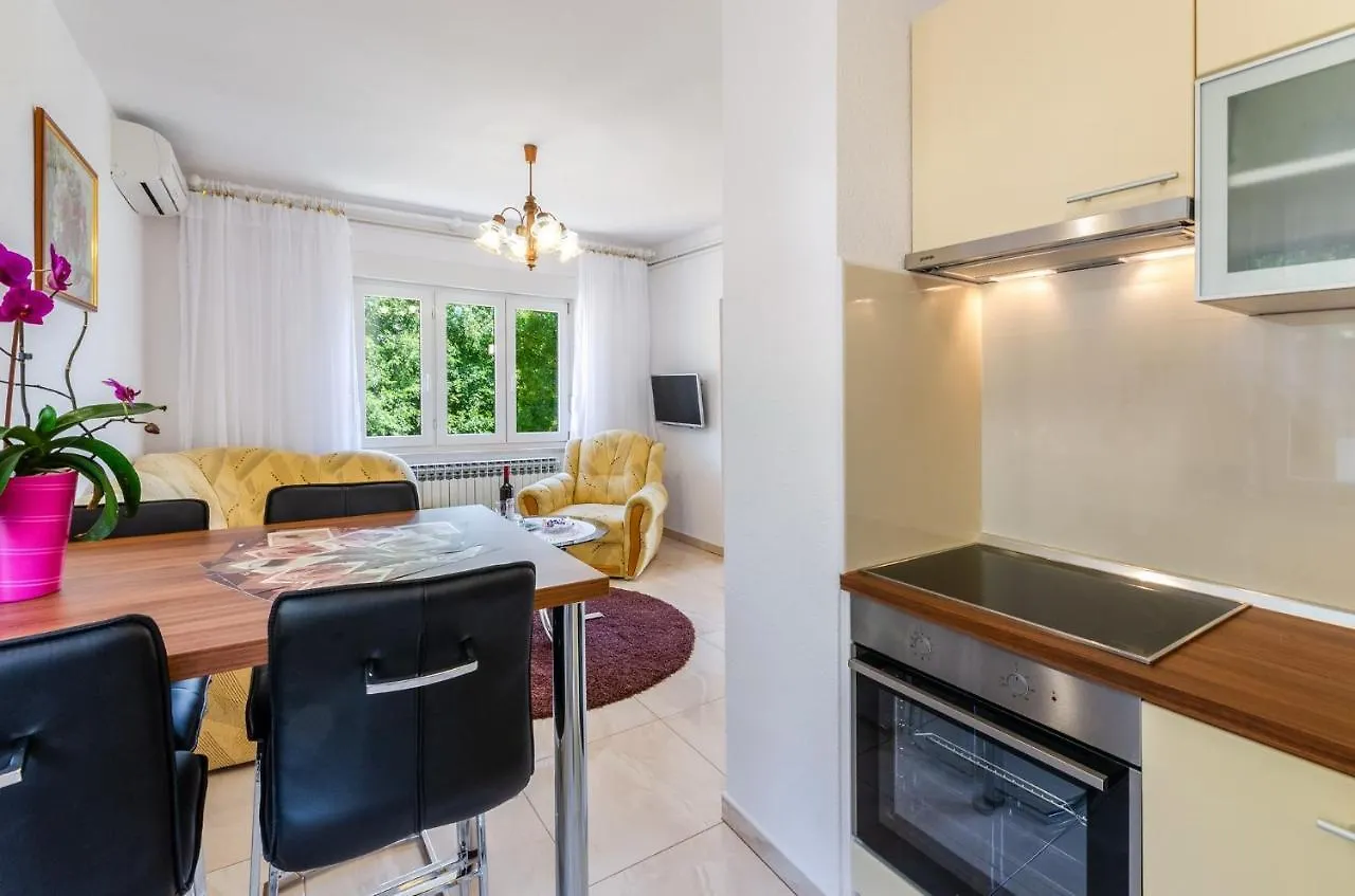 Apartment In Novi Vinodolski 15274