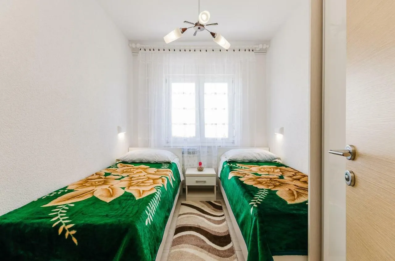 Apartment In Novi Vinodolski 15274